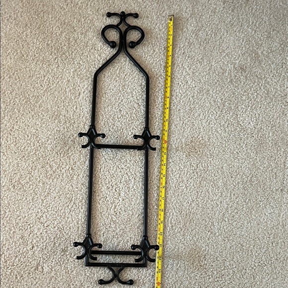 Elegant Black Wrought Iron Plate Holder for Wall - Picture 1 of 7